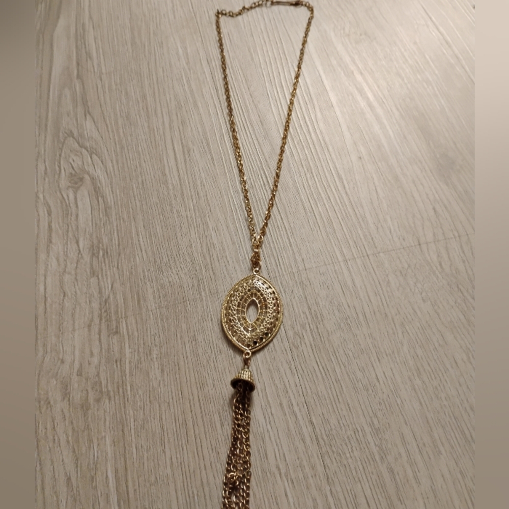 Elegant Gold Pendant Necklace